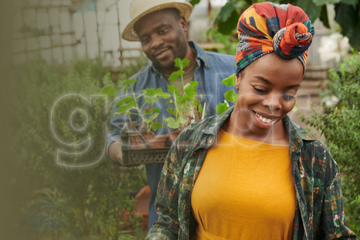 Mulher e homem sorrindo num ambiente rural